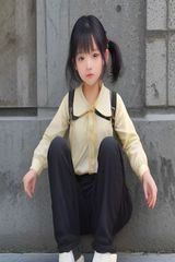 古装权谋剧封面，宫廷建筑金色光线渲染，服饰精致考究