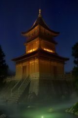 近未来科幻悬疑剧封面，冷色调城市夜景背景，主角剪影站在高楼边缘