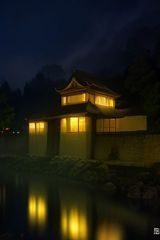 都市爱情剧封面，现代城市夜景背景，暖色调温馨氛围